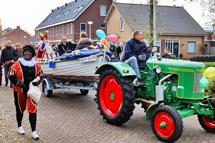 Aankomst van de Sint en zijn Zwarte Pieten in Waarder_032